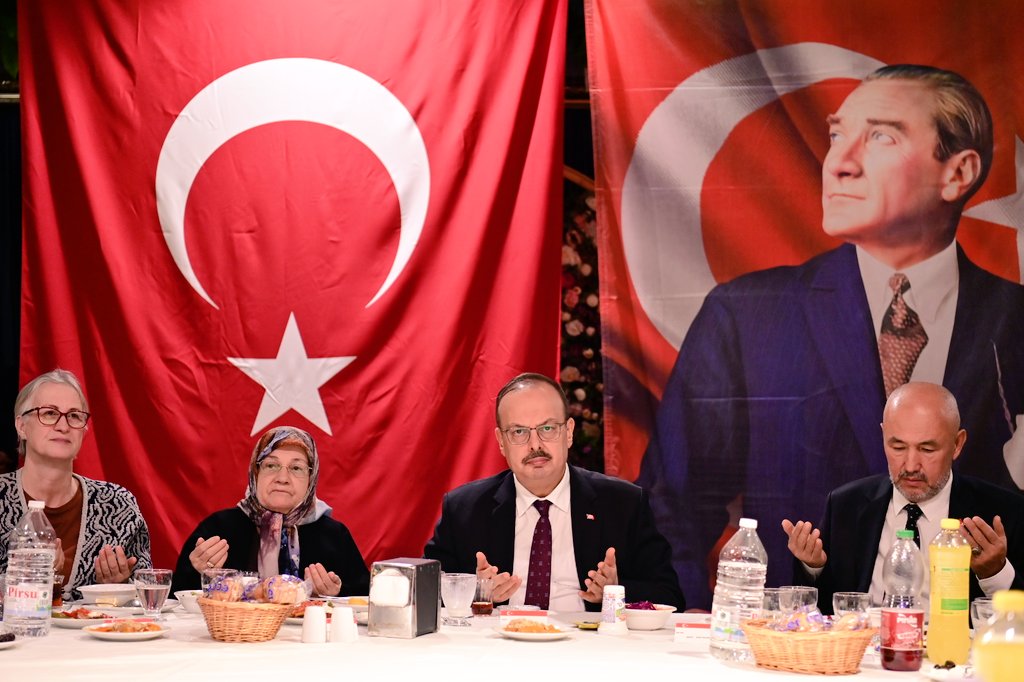 aydinda-sehit-aileleri-ve-gaziler-buyuk-aile-sofrasi-iftarinda-bulustu-3.jpg