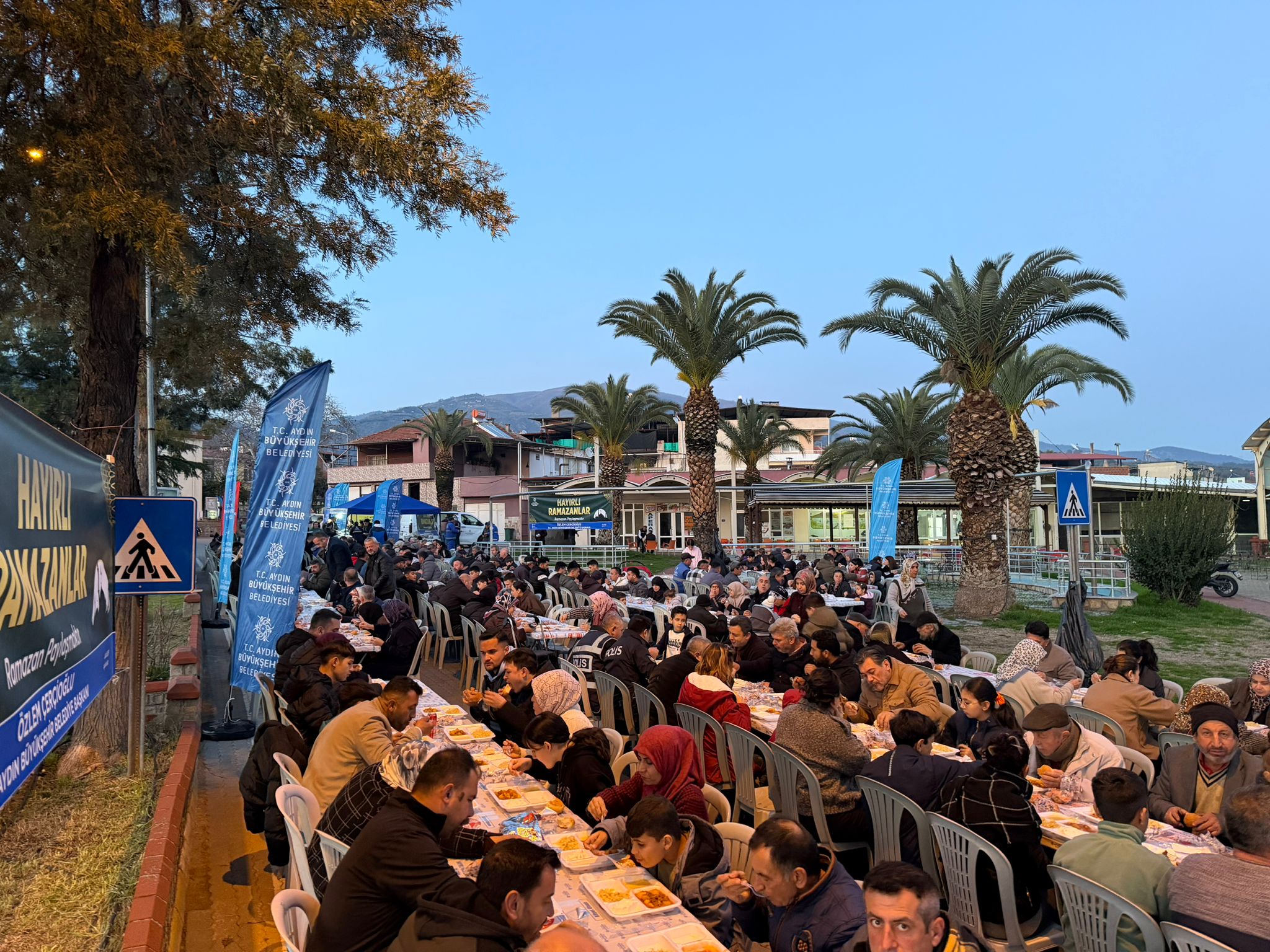 aydinda-gonul-sofralari-kuruldu-ramazan-bereketi-tum-kenti-sardi-5.jpeg