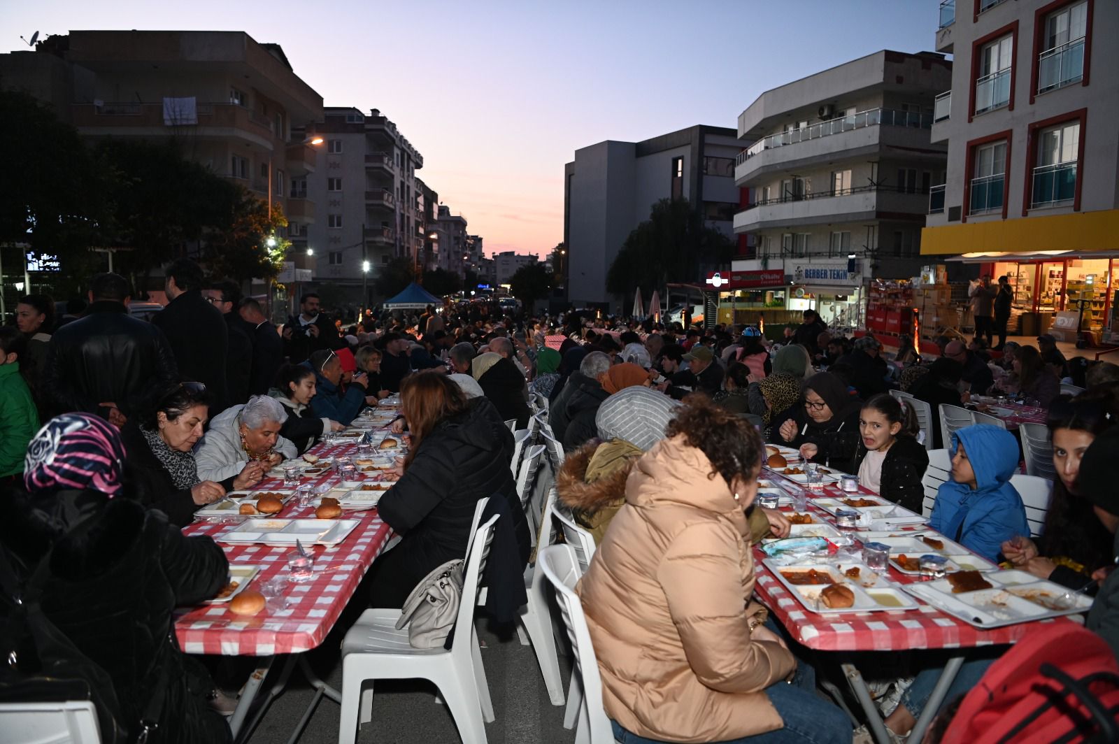 kusadasinda-iftar-coskusu-cumhuriyet-mahallesinde-yasandi-4.jpeg