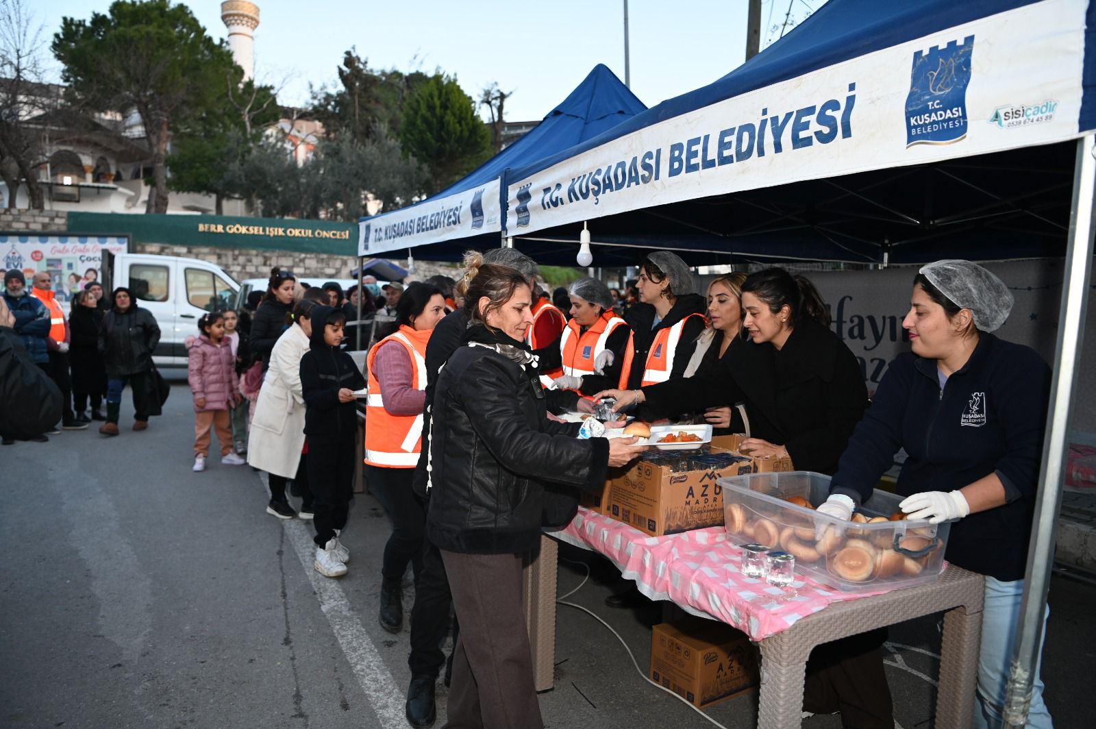 kusadasinda-iftar-coskusu-cumhuriyet-mahallesinde-yasandi.jpeg