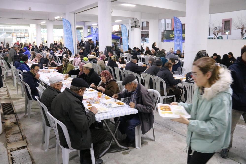 aydinda-meydanlarda-iftar-kalabaligi-binlerce-vatandas-ayni-sofrada-bulustu-3.jpg