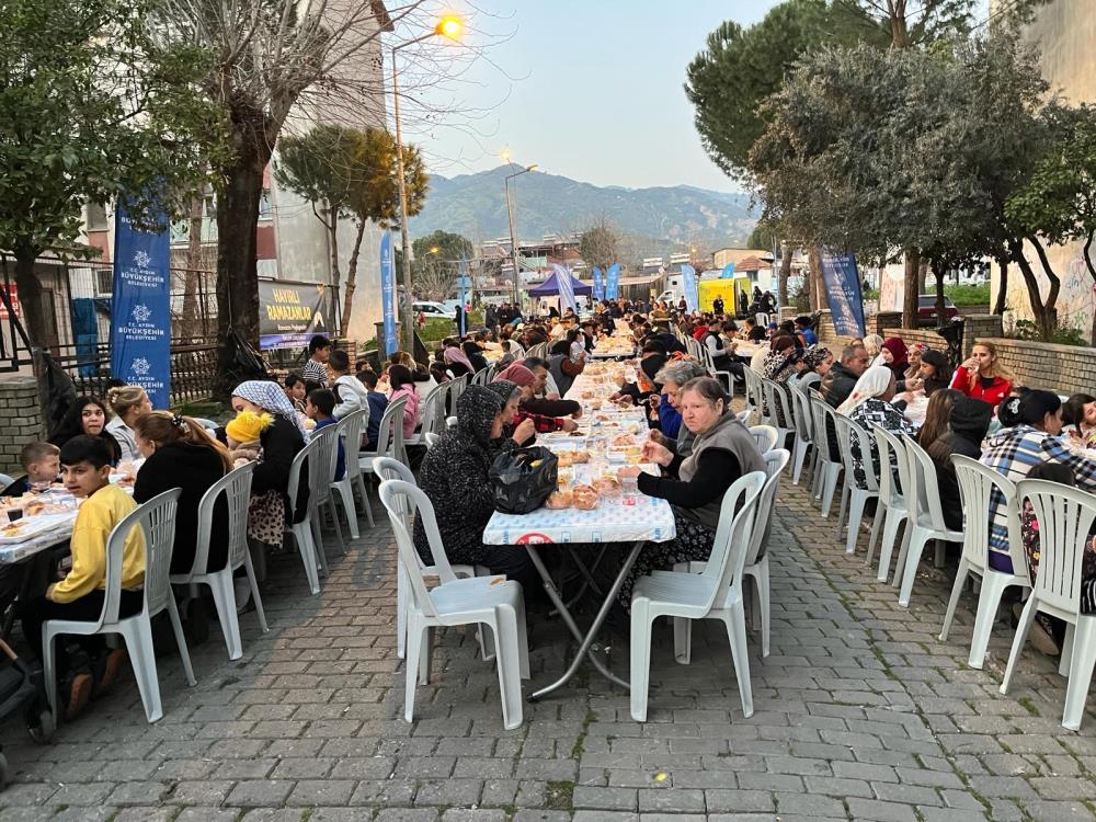 aydinli-vatandaslar-buyuksehirin-iftar-sofrasinda-bulustu-2.jpg