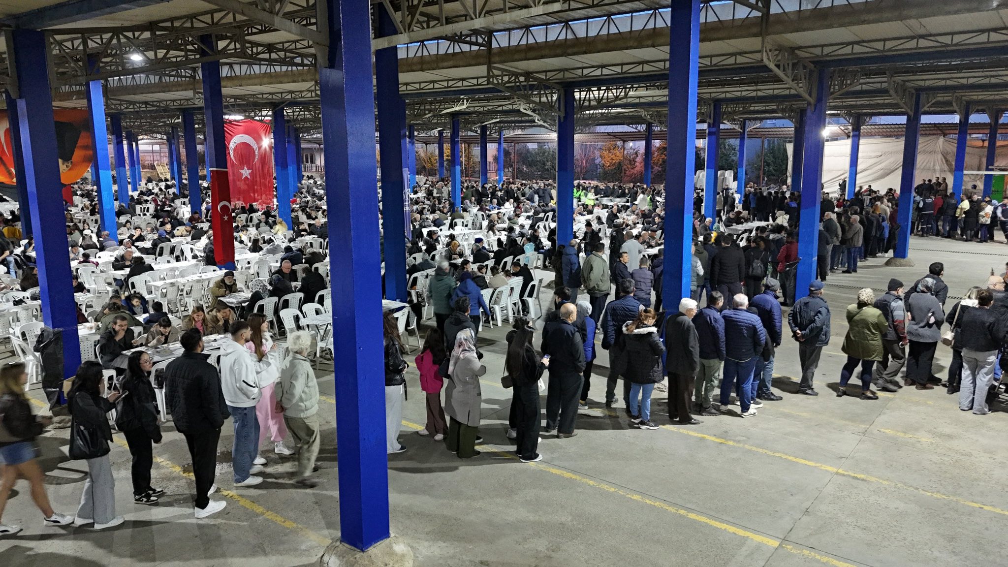 nazillide-binlerce-vatandas-belediyenin-iftar-sofrasinda-bulustu.jpg
