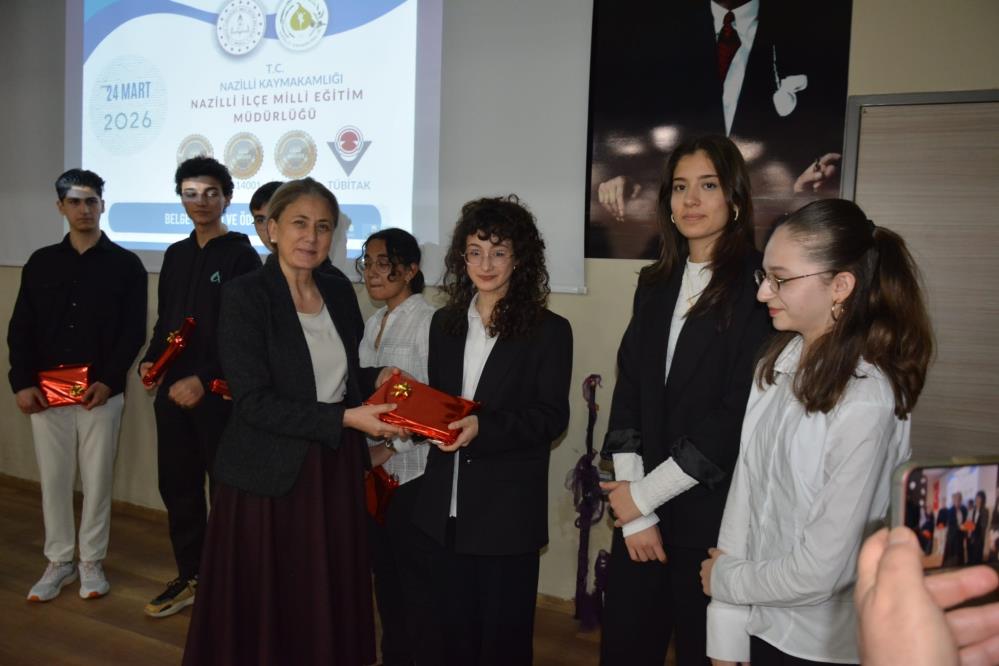 nazillide-projeleri-ile-dereceye-giren-ogrenciler-odullendirildi-2.jpg