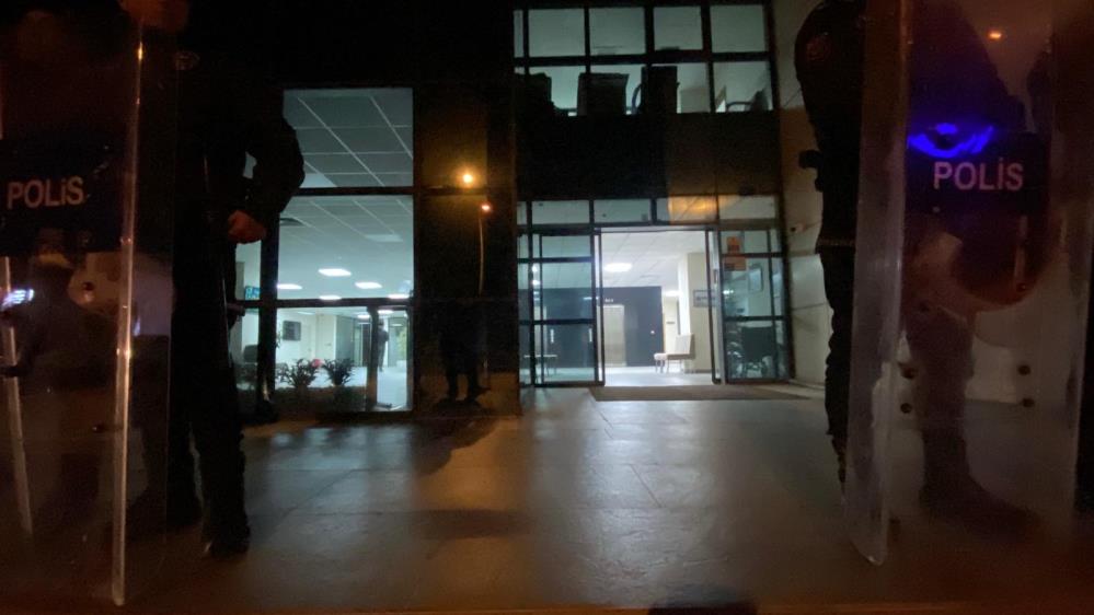 son-dakika-belediye-binasina-gece-yarisi-polis-baskini.jpg