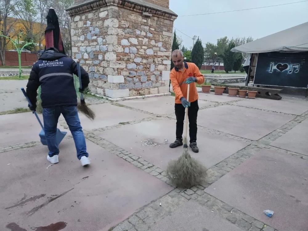 efeler-belediyesinden-nevzat-bicer-parkinda-temizlik-mesaisi.jpg