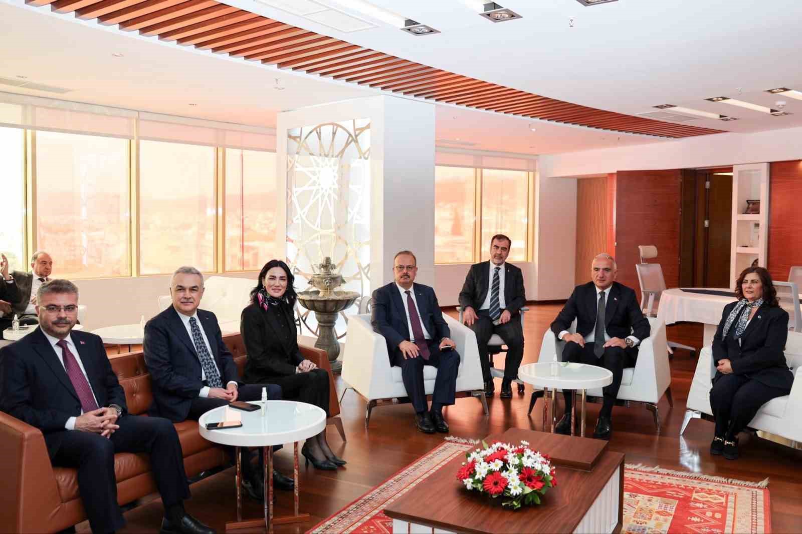 bakan-mehmet-nuri-ersoy-aydinda-valilik-ve-buyuksehir-belediyesine-ziyaret.jpg