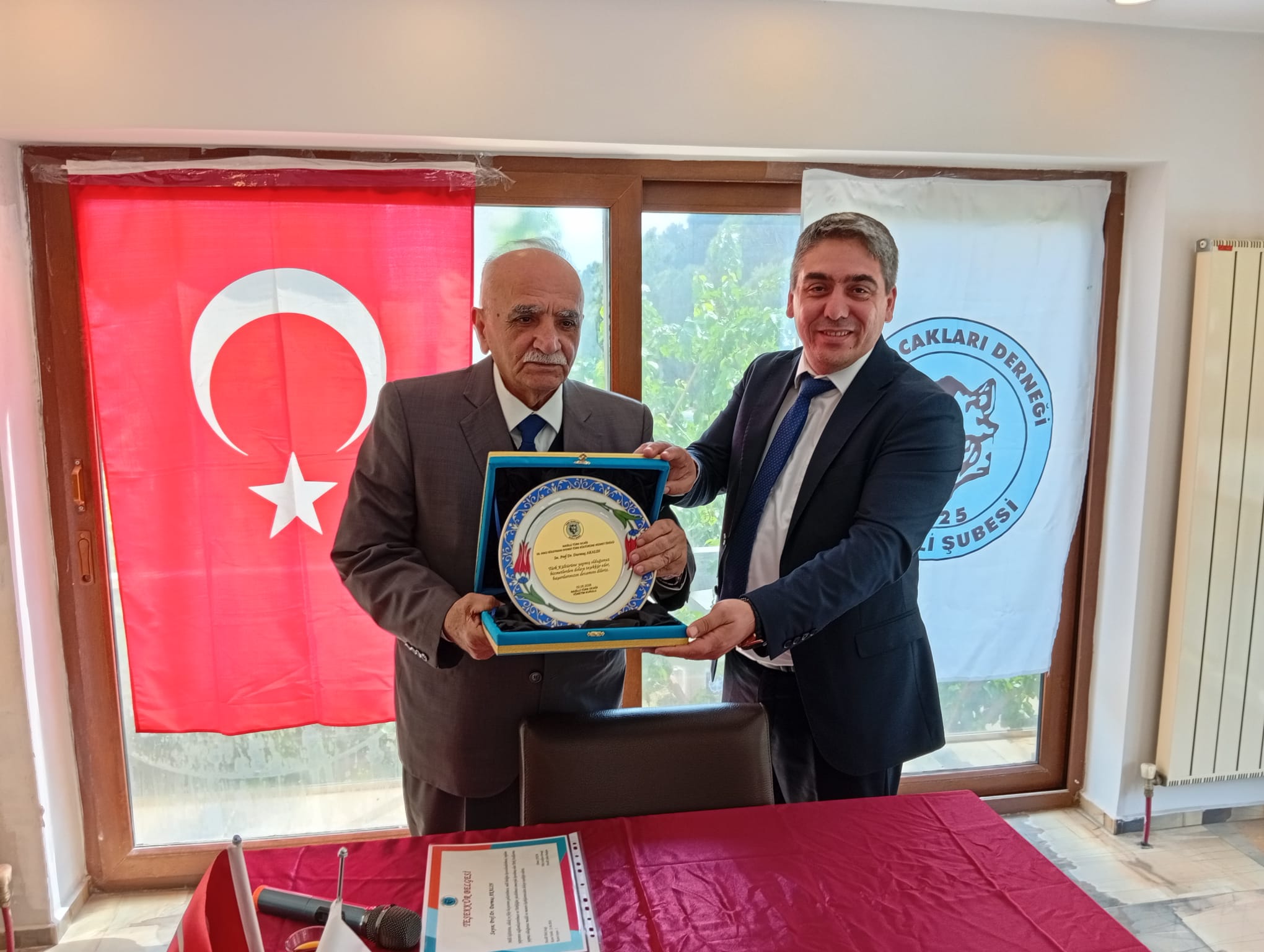 nazillide-turk-kulturune-hizmet-odulu-prof-dr-durmus-akalina-verildi-2.jpeg