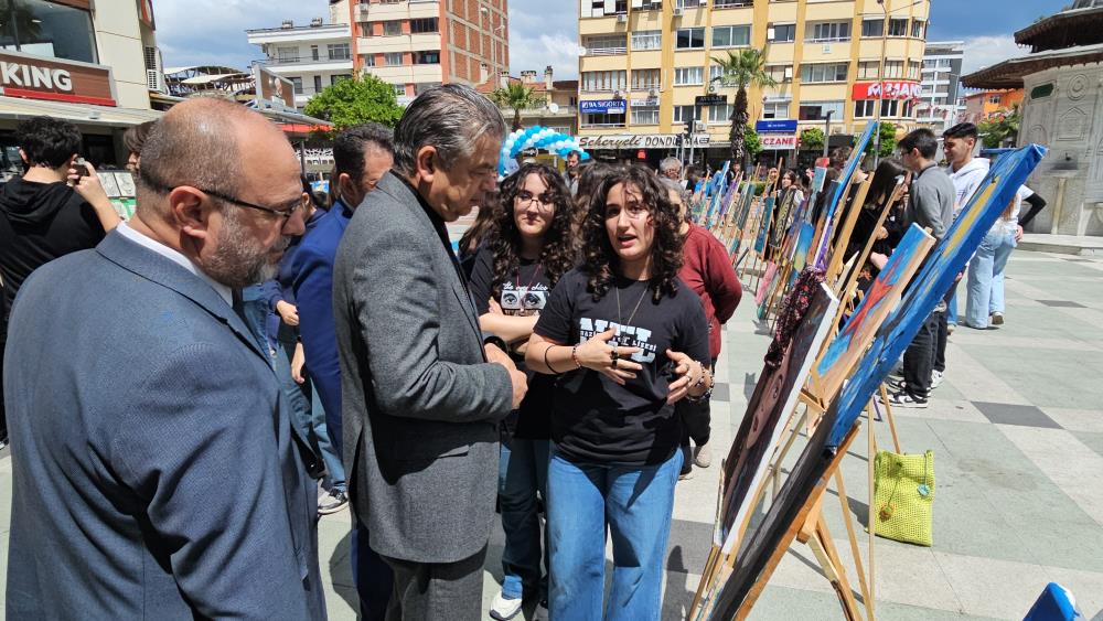 nazillide-bilim-ve-sanat-bulustu-fen-lisesi-ogrencileri-sahne-aldi-2.jpg