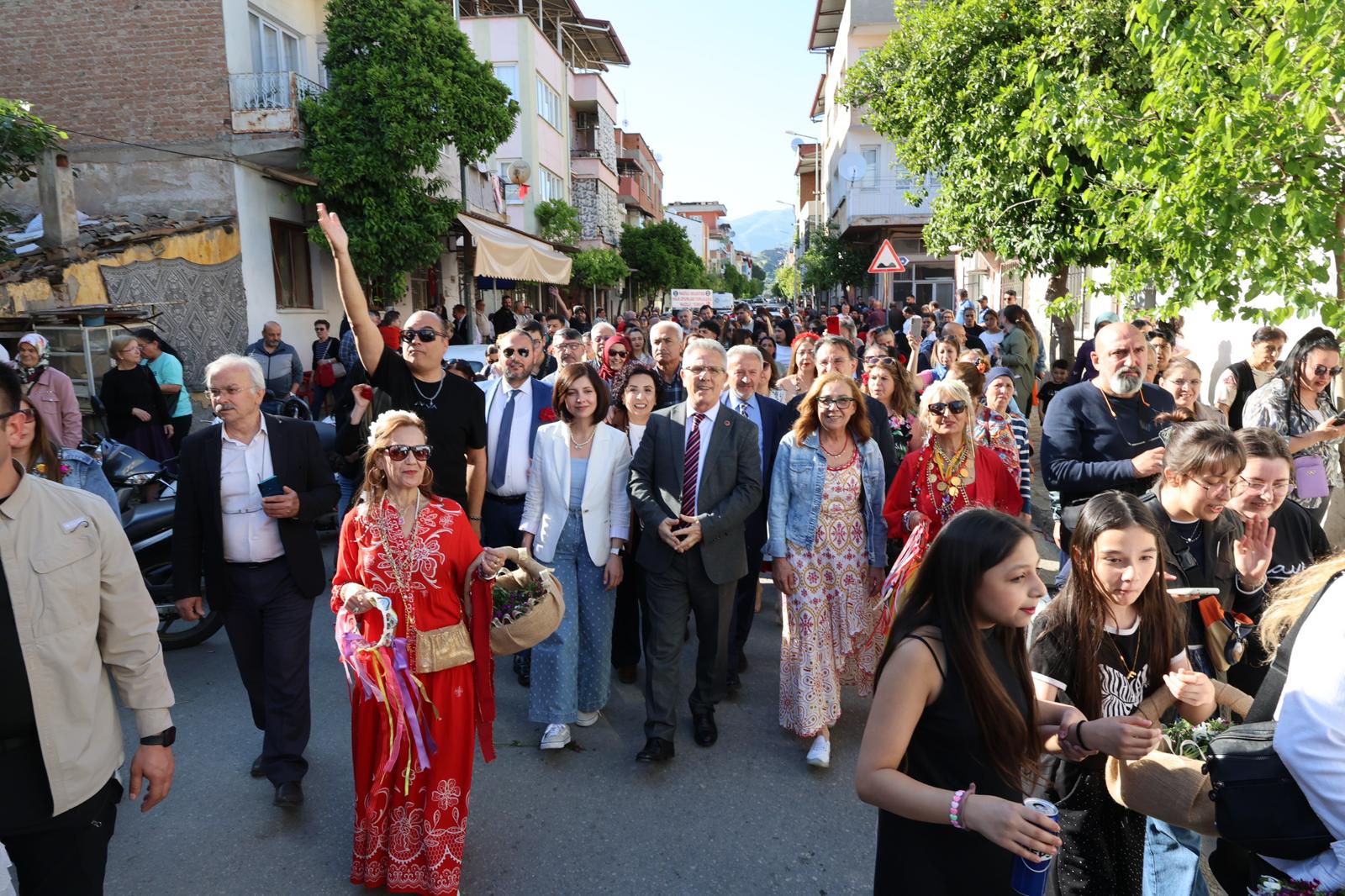 nazillide-kakava-senligi-ilk-kez-duzenlendi-bahar-coskusu-meydanlara-tasti-5.jpeg