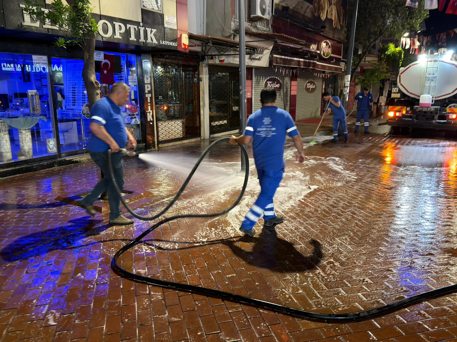 buyuksehir-ekiplerinden-nazilli-uzun-carsida-detayli-temizlik-calismasi-3-001.jpeg