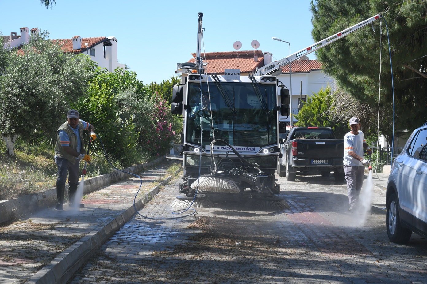 kusadasinda-temizlikte-yeni-donem-kucuk-dev-bucher-goreve-basladi-1.jpg
