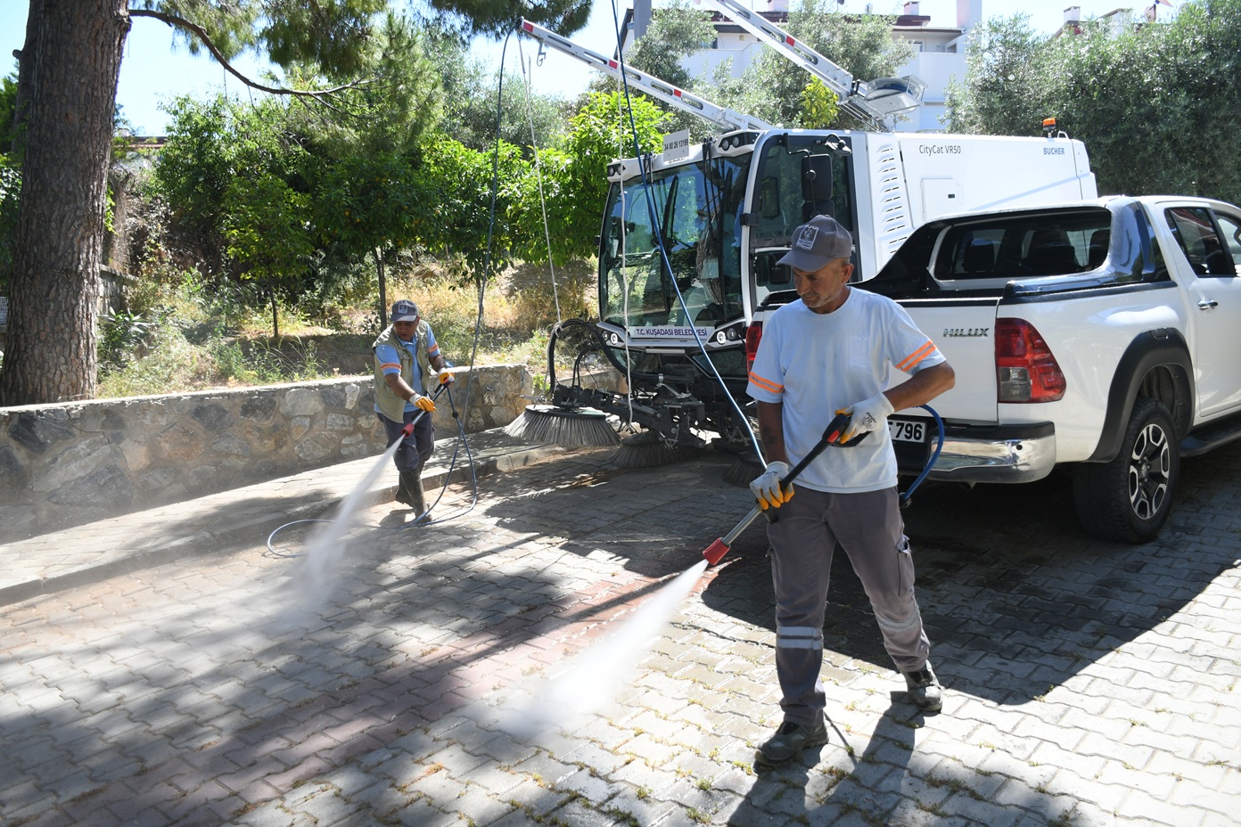 kusadasinda-temizlikte-yeni-donem-kucuk-dev-bucher-goreve-basladi-2.jpg