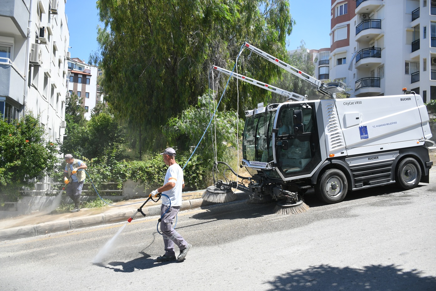 kusadasinda-temizlikte-yeni-donem-kucuk-dev-bucher-goreve-basladi-5.jpg