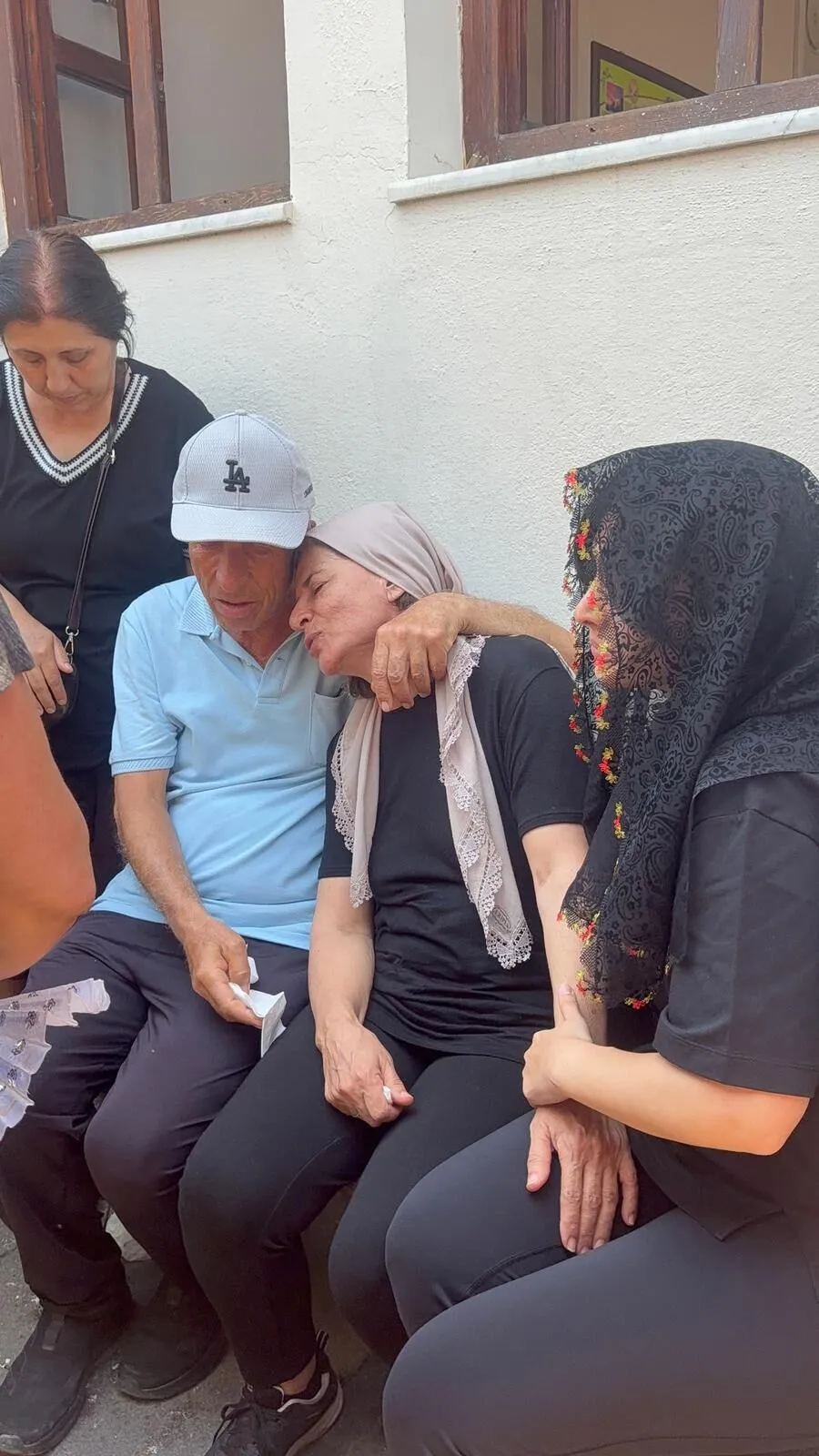 aydinda-gozyaslari-sel-oldu-ece-irteme-zor-veda-5.webp