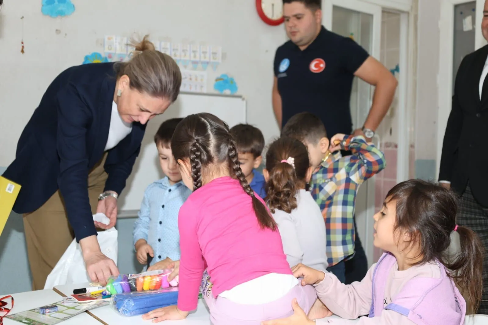 kaymakam-kandan-ogrencilere-kirtasiye-destegi-1.webp